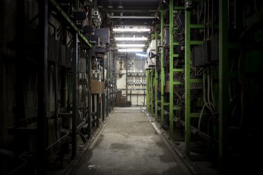 Terkedilmiş bir fabrikada elektrik santraller