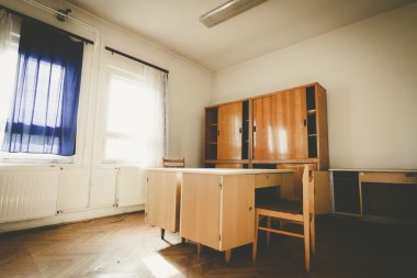 terk edilmiş bir ofis binası, mobilya oda