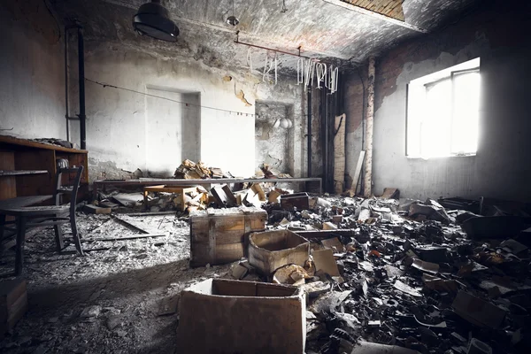 Um edifício industrial em ruínas interior — Fotografia de Stock