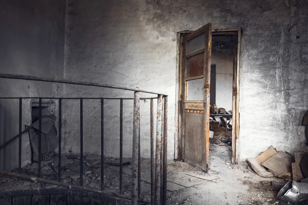 Vecchia porta di legno usurata in un edificio di fabbrica abbandonato — Foto Stock