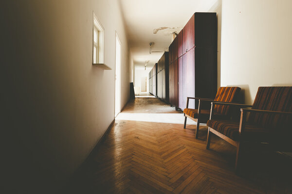 Corridor in an abandoned office building, furniture — Stock Photo, Image