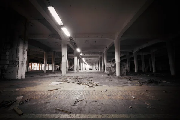 Sporco interno industriale di un edificio di fabbrica abbandonato — Foto Stock