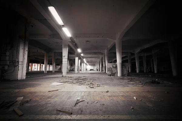 Sucio interior industrial de un edificio de fábrica abandonado —  Fotos de Stock