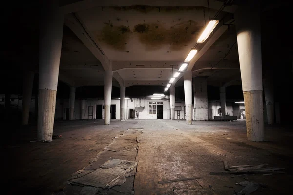 Sucio interior industrial de un edificio de fábrica abandonado —  Fotos de Stock