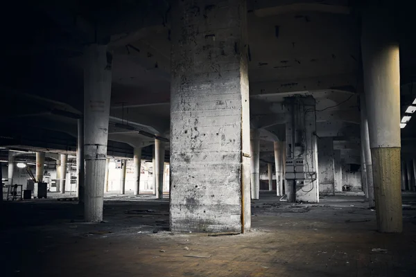 Sporco interno industriale di un edificio di fabbrica abbandonato — Foto Stock