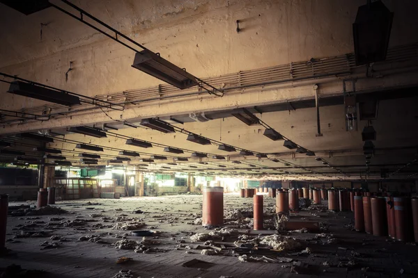 Interior industrial sujo de um edifício de fábrica abandonado — Fotografia de Stock