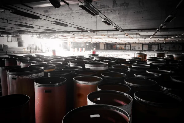 Interior industrial sujo de um edifício de fábrica abandonado — Fotografia de Stock