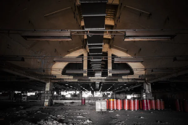 Interior industrial sujo de um edifício de fábrica abandonado — Fotografia de Stock