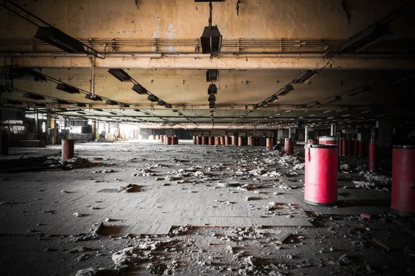 Schmutziges Industrieinterieur einer verlassenen Fabrikhalle — Stockfoto