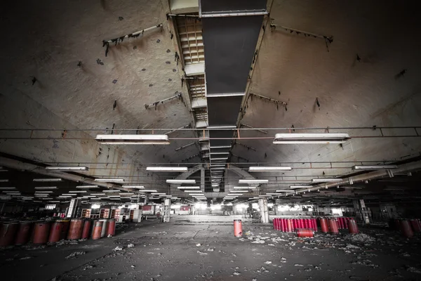 Interior industrial sujo de um edifício de fábrica abandonado — Fotografia de Stock