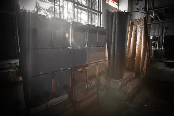 Starý elektrický rozvaděč v opuštěné tovární budovy — Stock fotografie