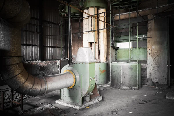 Machine de nettoyage d'air dans un bâtiment d'usine abandonné — Photo