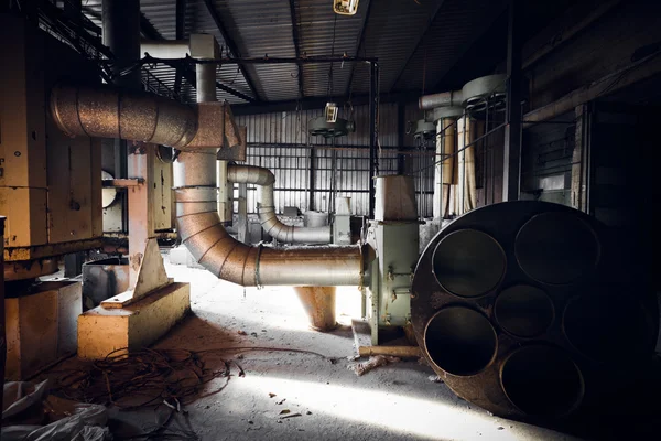 Máquina de limpeza de ar em um prédio de fábrica abandonado — Fotografia de Stock