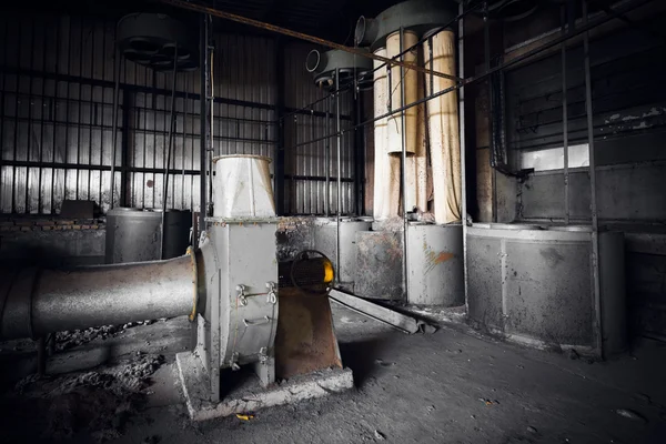 Máquina de limpeza de ar em um prédio de fábrica abandonado — Fotografia de Stock