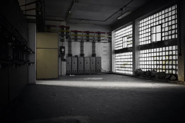 Quadri elettrici in una fabbrica abbandonata — Foto Stock