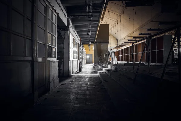 Corredor sujo em um prédio de fábrica abandonado — Fotografia de Stock