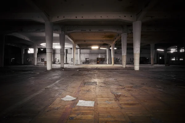 Schmutziges Industrieinterieur einer verlassenen Fabrikhalle Stockbild
