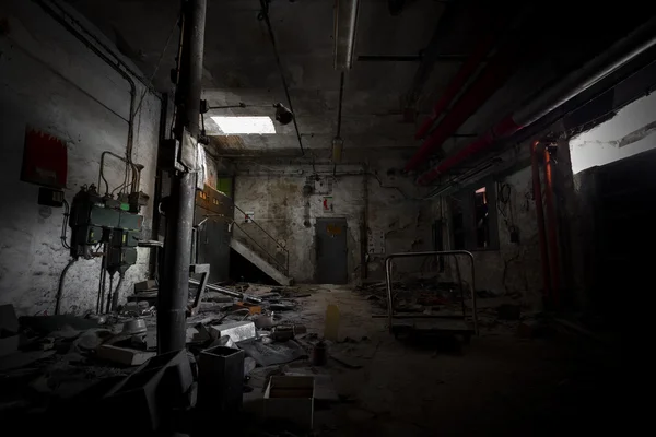 Lixo, sala suja em uma oficina antiga fábrica abandonada — Fotografia de Stock