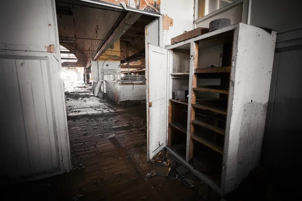 Muebles de oficina sucios en una fábrica abandonada — Foto de Stock