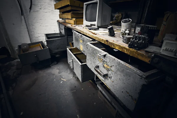 Vuile Kantoormeubilair in een verlaten fabriek Stockfoto