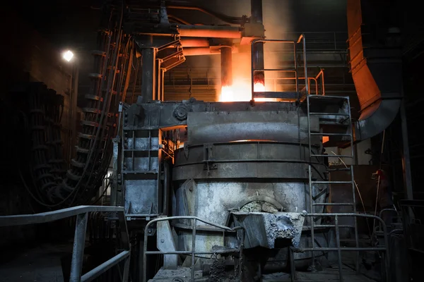 Een oven die een gieterij, weinig licht — Stockfoto