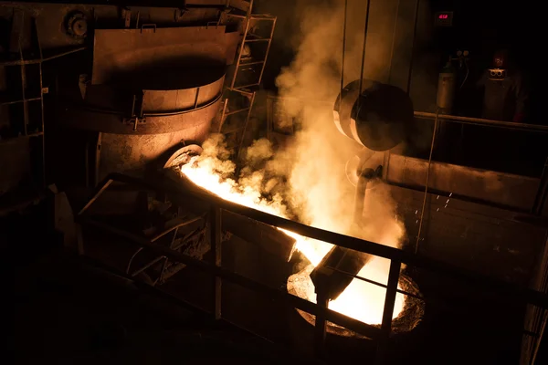 Pour the liquid steel — Stock Photo, Image