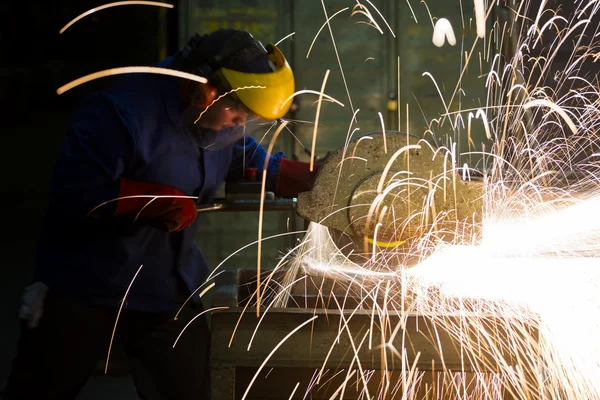 Un trabajador pule hierro — Foto de Stock