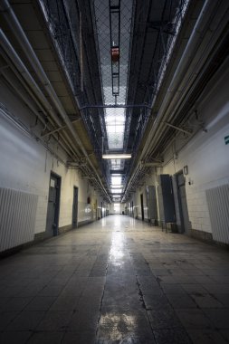 eski hapishane içerisinde