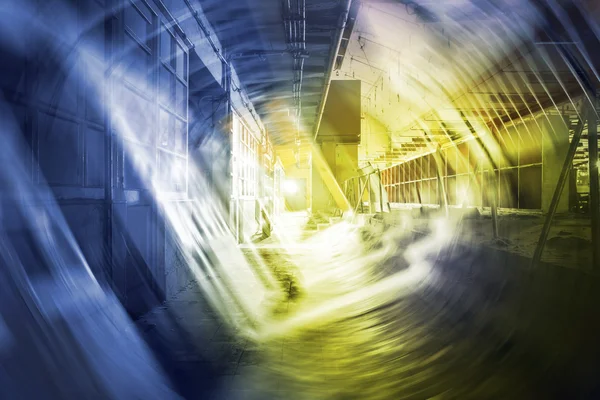 Vuile gang in een verlaten fabriek-gebouw — Stockfoto