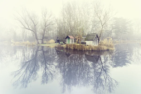 Зимний пейзаж с небольшим озером, природа — стоковое фото
