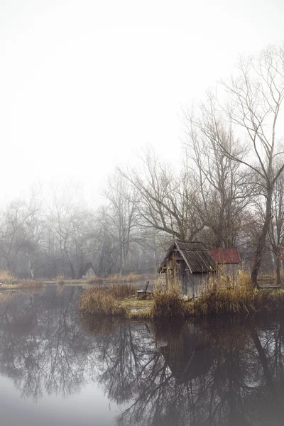 Зимний пейзаж с небольшим озером, природа — стоковое фото