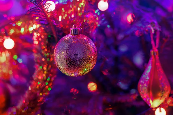 Bunt Glänzende Christbaumkugeln Auf Dem Weihnachtsbaum Weihnachten Polen Flimmerndes Licht — Stockfoto