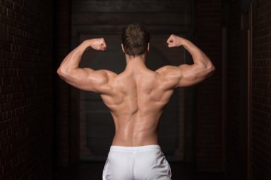 Fiziksel olarak genç adam iyi eğitimli sırtını gösterilen