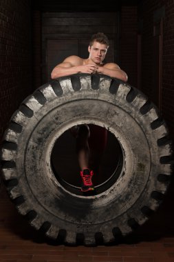 kaslı adam lastiği egzersizden sonra dinlenme