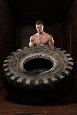 Kaslı adam lastik tarafından CrossFit egzersiz egzersiz çevir