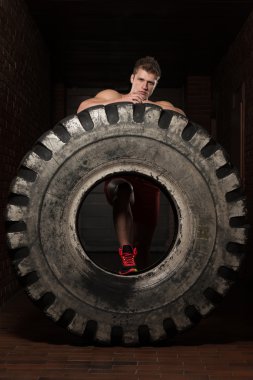 kaslı adam lastiği egzersizden sonra dinlenme