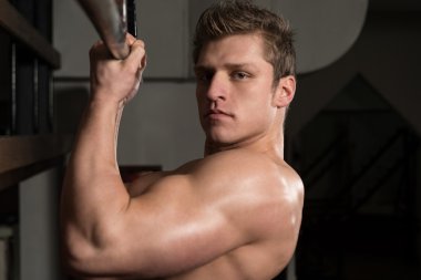 Pull Ups egzersizleri yapıyor için pazı vücut geliştirmeci