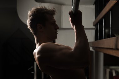 Pull Ups egzersizleri yapıyor için pazı vücut geliştirmeci