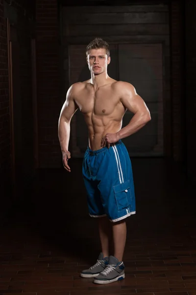 Portrait Of A Healthy Young Man Flexing Muscles — Stock Photo, Image