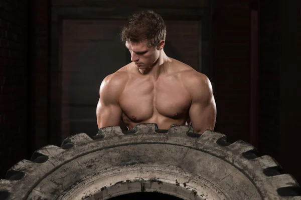 Muscular Man Exercising Crossfit Workout By Tire Flip — Stock Photo, Image