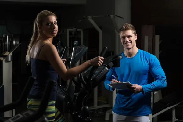 Entrenador personal y cliente en el gimnasio —  Fotos de Stock