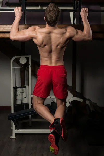 Fisiculturista Fazendo Puxe Ups Melhores exercícios nas costas — Fotografia de Stock