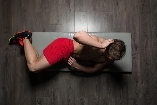 Ejercicio Abs en el gimnasio —  Fotos de Stock