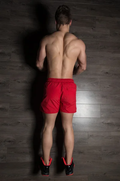 Hombre sano haciendo prensa sube en el gimnasio — Foto de Stock