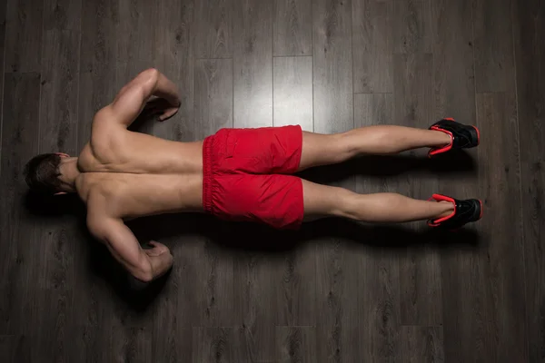 Hombre sano haciendo prensa sube en el gimnasio — Foto de Stock