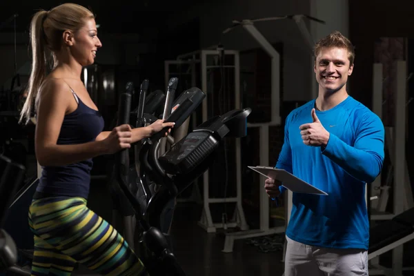 Personal Trainer And client In Gym — Stock Photo, Image