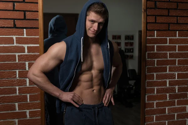 健康な若い男屈曲の筋肉 — ストック写真