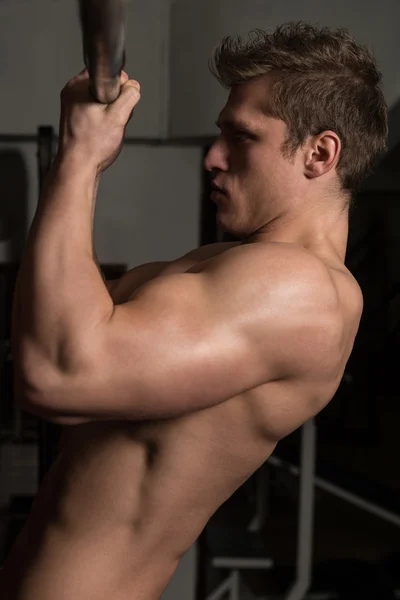 Kulturysta robi Pull podobne ćwiczenia na Biceps — Zdjęcie stockowe