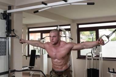 Göğüs egzersiz kablo crossover