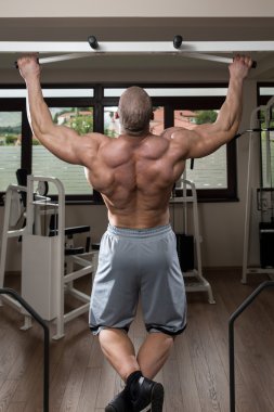 genç adam geri için egzersiz yapmak